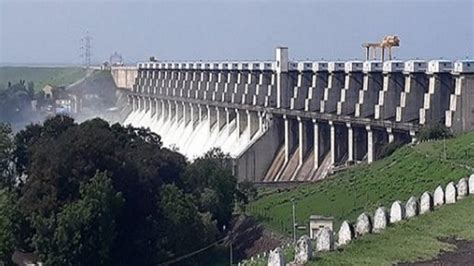 27 gates of Jayakwadi dam opened and Discharge of 94,000 cusecs of water | जायकवाडी धरणाचे २७ ...