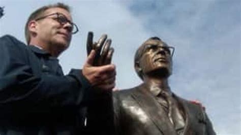 Kiefer Sutherland unveils Tommy Douglas statue | CBC News