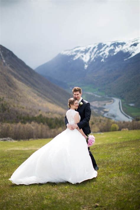 Cozy Winter Norwegian Wedding at Røisheim Hotell | Junebug Weddings