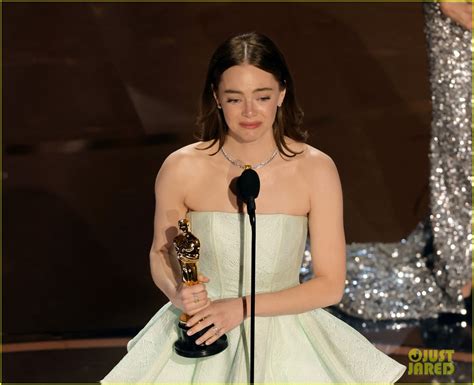 Emma Stone Wins Second Oscar for Best Actress, Fights Back Tears While ...