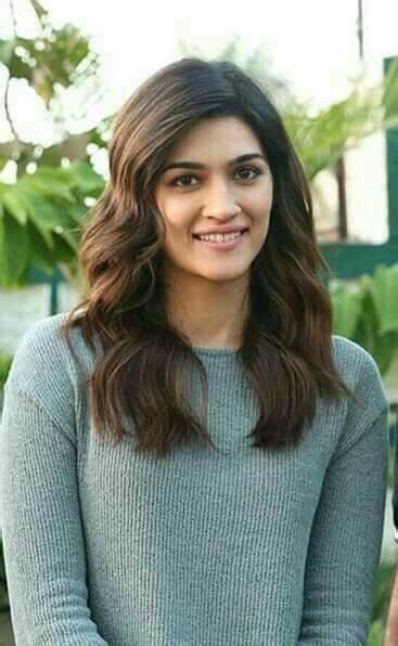 Kriti Sanon looks more beautiful without makeup : r/KritiSanon