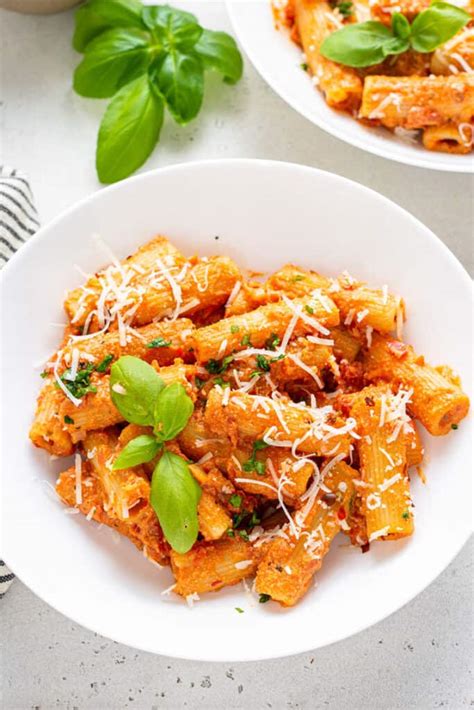 Spicy Vegan Vodka Sauce {With Rigatoni} - Simply Quinoa