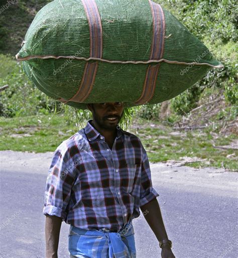 Man carrying bag on head, india – Stock Editorial Photo © paulprescott ...