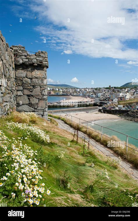 Peel Castle and beach, Isle of Man, in the summer sunshine Stock Photo ...