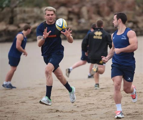 Newcastle Falcons as rugby stars train on Tynemouth beach - Chronicle Live