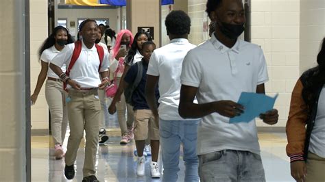 Selma City School Students Head Back to School - WAKA 8