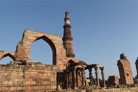 Qutb Minar, a long-standing example of Indo-Islamic architecture ...