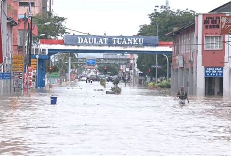 Banjir Johor: Bandar Kota Tinggi ditenggelami air | Astro Awani