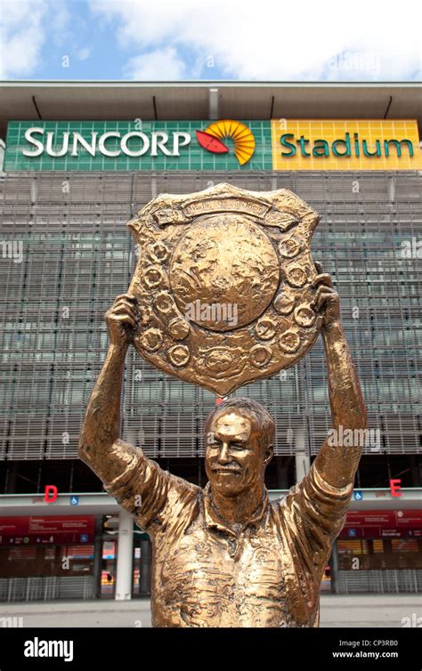 Wally lewis statue hi-res stock photography and images - Alamy