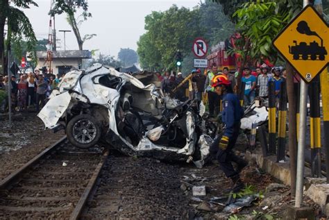 Kereta Argo Bromo Tabrak Mobil Pikap | Republika Online