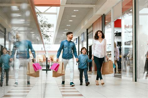 Family Shopping. Happy People In Mall ภาพถ่ายสต็อก | Adobe Stock