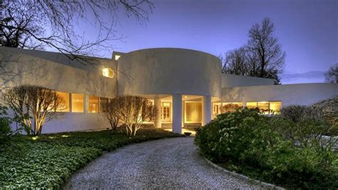 On the Market: A Futuristic Home with Soaring Ceilings in Chappaqua ...