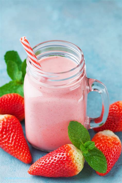 Easy Strawberry Smoothie Recipe with Yogurt (JUST 94 CALORIES)