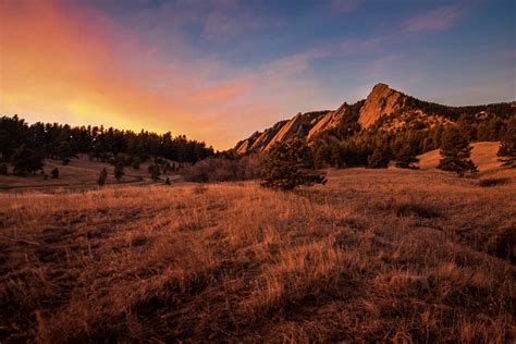 Colorful sunrise over the Flatirons, Boulder, CO. [OC] [1620x1080] : r/EarthPorn