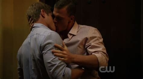 Alan Ritchson kisses Trevor Donovan on '90210' | Male Celeb News | Trevor donovan, Alan ritchson ...