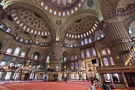 PHOTO: Interior of Blue Mosque in Istanbul