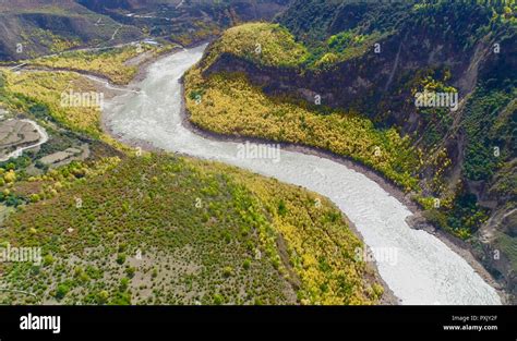 Yarlung tsangpo river hi-res stock photography and images - Alamy