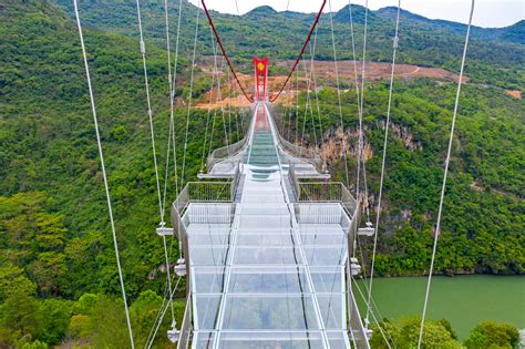 Majestic glass bridge opens in the Huangchuan three gorges scenic area - Åvontuura