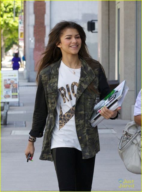 Zendaya: Math Tutor Time! | Photo 553173 - Photo Gallery | Just Jared Jr.