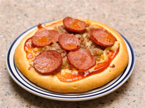 How to Make Pepperoni and Italian Sausage Pizza: 6 Steps