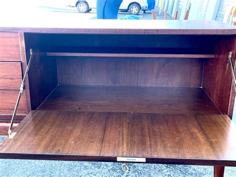 Large and Elegant Mid-Century Modern Walnut Credenza For Sale at 1stDibs
