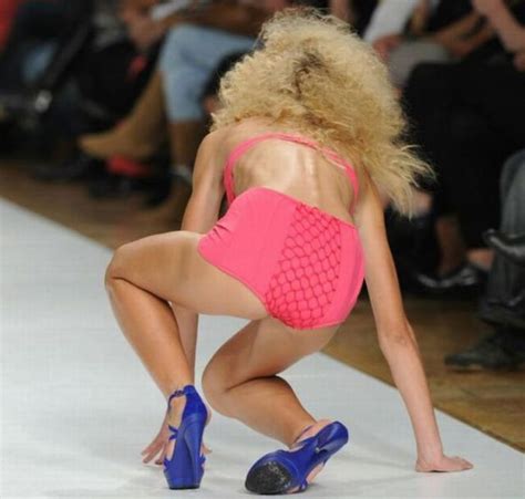 Catwalk Fails – When Models fall (26 pics) - Izismile.com