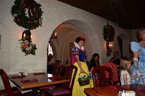 Walt Disney World Epcot Akershus Royal Dining Princess Character Meal Sow White (1 ...