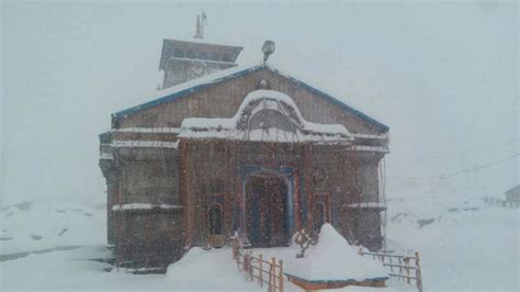 Feast to eyes: Fresh spell of snowfall blankets Kedarnath temple | Watch - India Today