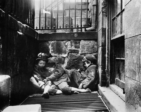 Inside the squalid tenements of 1890s New York City | Black and white pictures, White picture ...