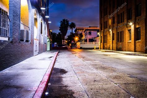 A dark street at night, in Venice Beach, Los Angeles, California — Stock Photo © appalachianview ...