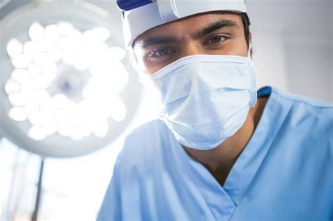 Premium Photo | Male surgeon wearing surgical mask