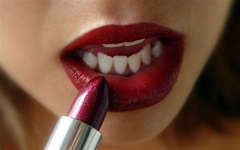 Lipstick Desktop Wallpaper (59+ images)