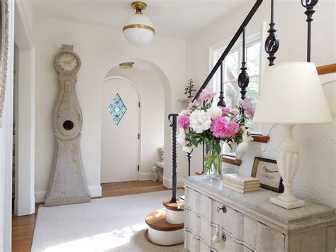 5 Tips for Pulling Off the Ancient Greece-Inspired Decor Trend