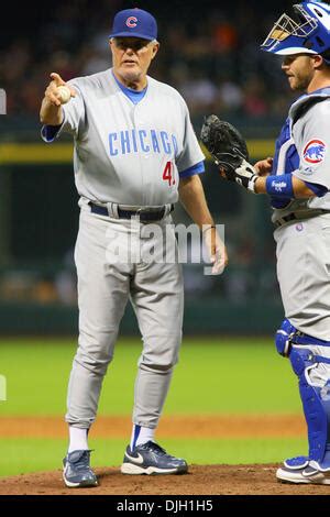 Chicago Cubs manager Lou Piniella argues a call with first base umpire Alan Porter on a close ...