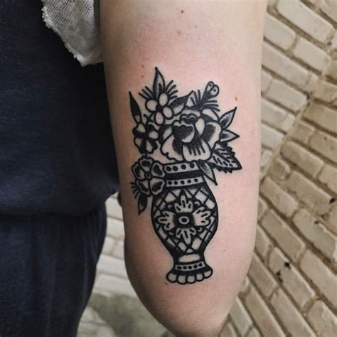 Traditional flower pot tattoo Pin Up Tattoos, Trendy Tattoos, Leg ...