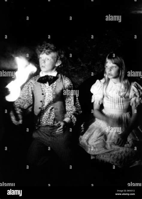 TOM SAWYER (1973) JOHNNY WHITAKER, JODIE FOSTER TSWY 001P Stock Photo ...