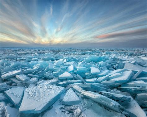 Winter Ice on Lake Baikal, Siberia [1185x949] (Photo by Andrej Gračev) : EarthPorn