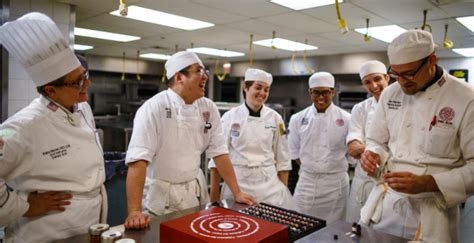 Top 6 Culinary Schools in Chicago (With All Details)