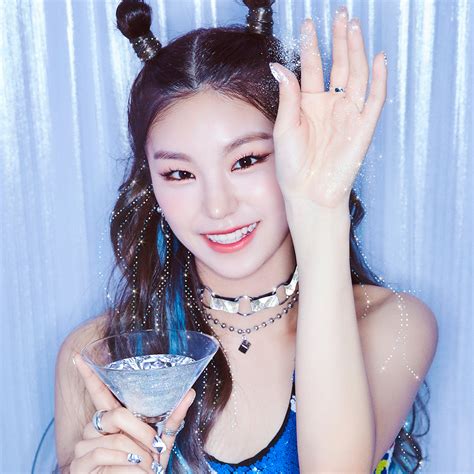 Yuna (ITZY) Profile - K-Pop Database / dbkpop.com