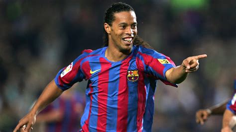 Ronaldinho returns to Barcelona