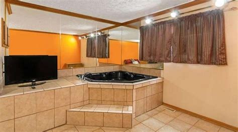 7 Canton Hotels With Hot Tub In Room or Jacuzzi Suites