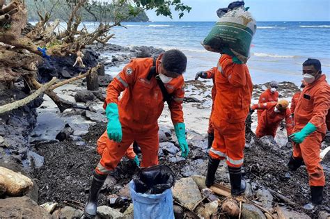 Dozens sick in Philippine villages hit by oil spill - Asia & Pacific ...