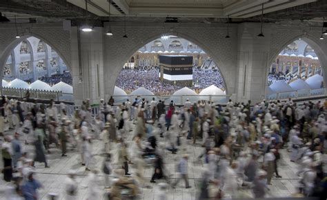 Muslim pilgrims circle Kaaba as 'largest hajj in history' begins | Daily Sabah