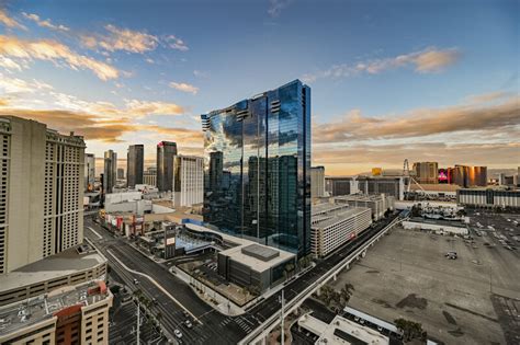 Strip View Suites: C29P3 MGM Signature Suite Strip View w/ Balcony in Las Vegas – Strip View Suites