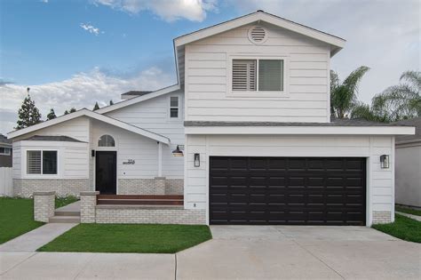 Modern Black and White House | Black garage door, Garage doors, White ...