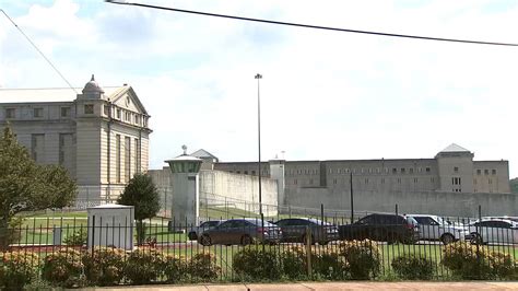 Atlanta Federal Penitentiary employee found dead tested positive for coronavirus – WPXI