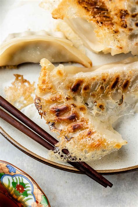 Crispy Gyoza with Wings (Hanetsuki Gyoza) 羽根つき餃子 - Okonomi Kitchen