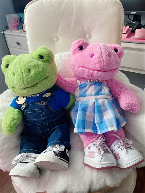 Happy Thursday! Here are my froggies just chillin : r/buildabear