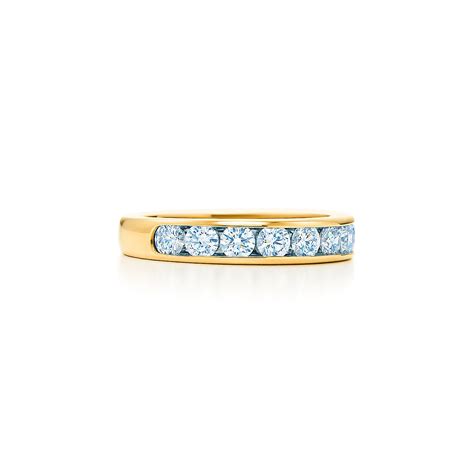 Tiffany® Diamond Wedding Band in 18k gold, 3.9 mm wide. | Tiffany & Co.