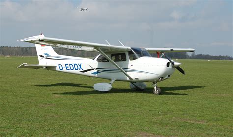 Bestand:Cessna 172 Skyhawk (D-EDDX).jpg - Wikipedia